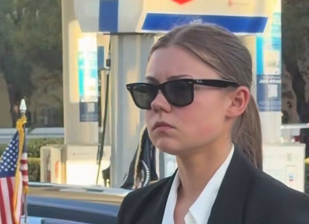 Viral βίντεο με την νεαρή πράκτορα των Μυστικών Υπηρεσιών του Τραμπ  Μοιάζει 12χρονών, γράφουν στα σχόλια