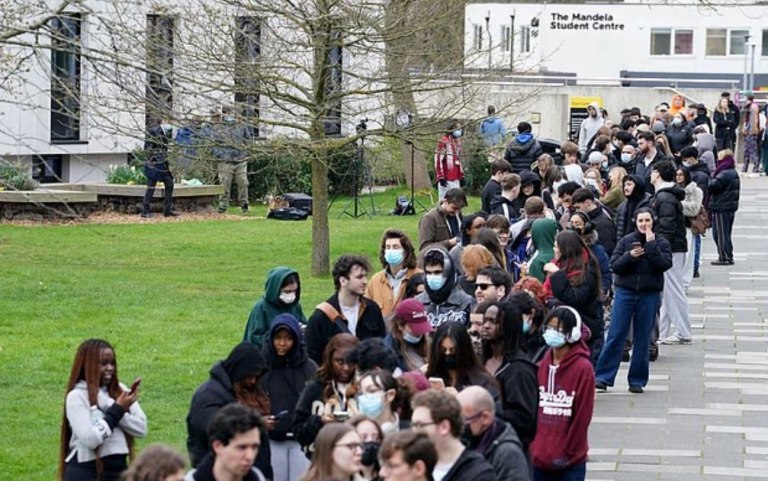 Βρετανία: Συναγερμός για κρούσματα μηνιγγίτιδας μετά από πάρτι  Δύο νεκροί, ουρές για αντιβιοτικά