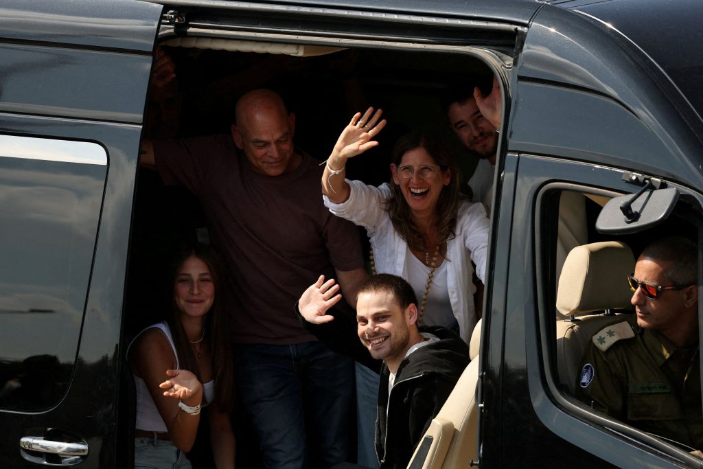 Επιστροφή μετά από 738 μέρες: Ελεύθεροι οι τελευταίοι όμηροι από τη Γάζα