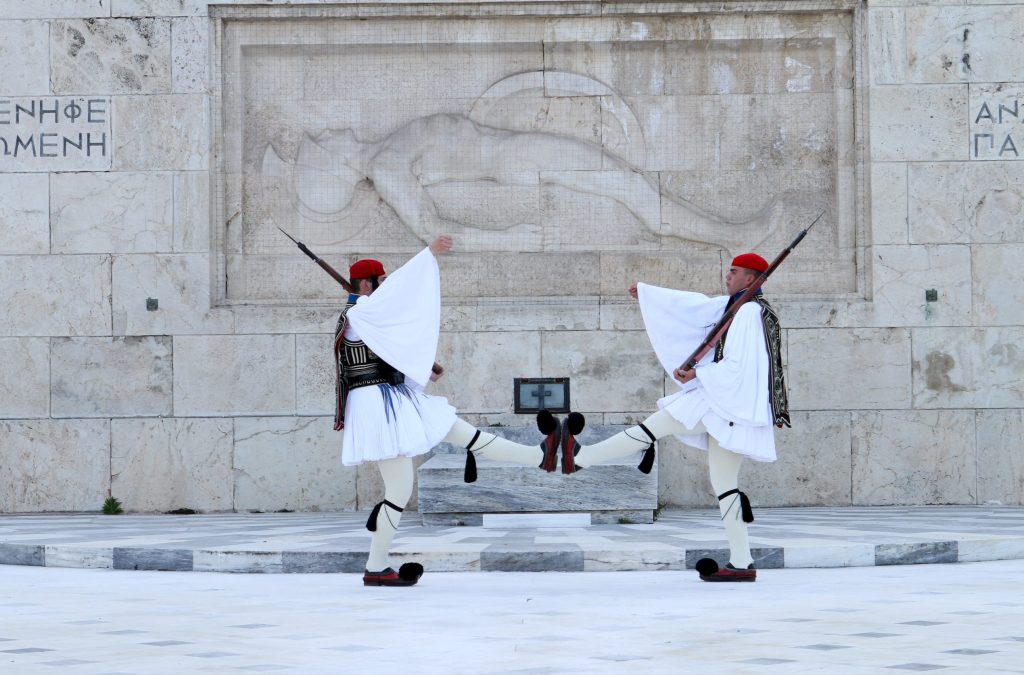 Αγνώστος Στρατιώτης: Πολιτικές αντιδράσεις για την απόφαση Μητσοτάκη να περάσει η προστασία του στο ΥΠΕΘΑ
