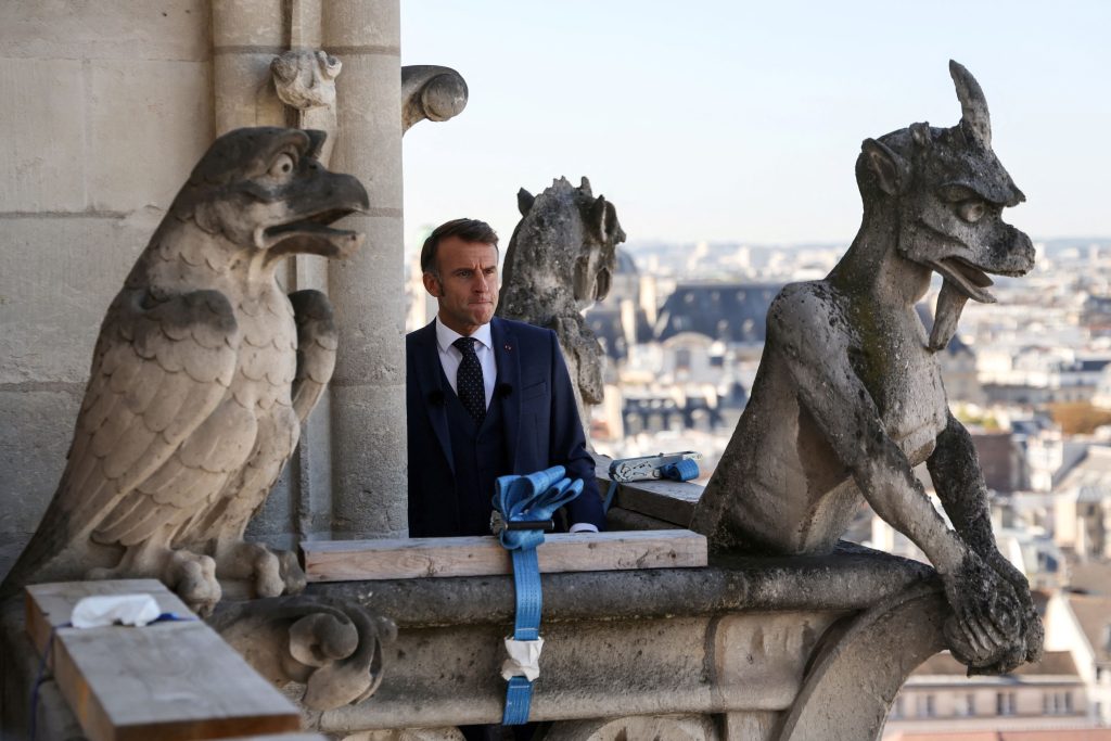 Ο Μακρόν εγκαινίασε τους πύργους της Παναγίας των Παρισίων  Η καθεδρική εκκλησία ανακτά όλη της τη λαμπρότητα
