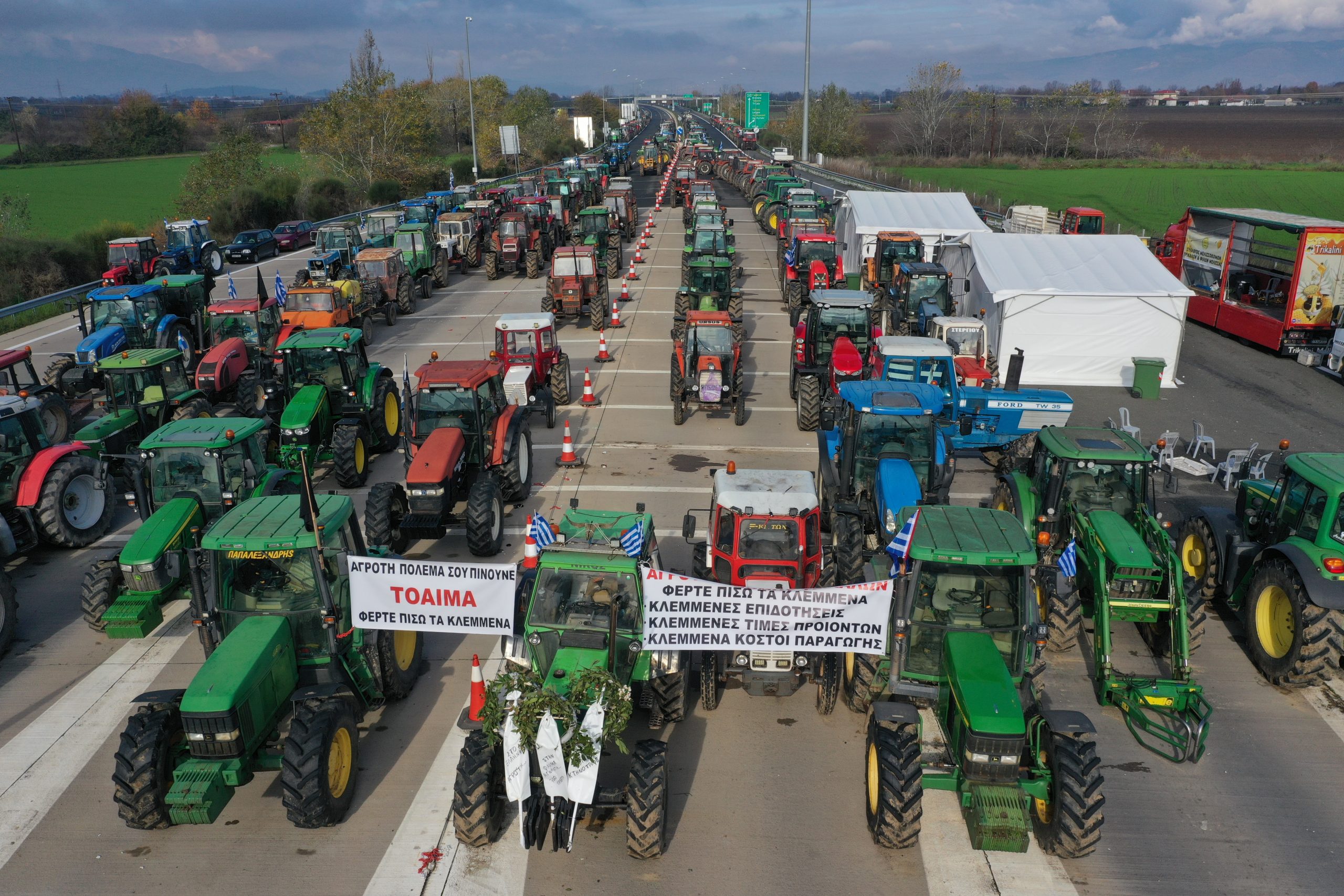 Ανυποχώρητοι από τα μπλόκα