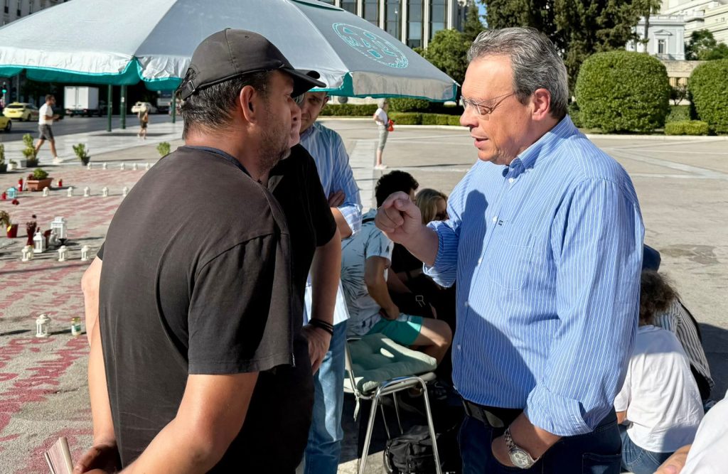 Φάμελλος: Συνάντησε τον απεργό πείνας Πάνο Ρούτσι, πατέρα του Ντένι που έχασε τη ζωή του στα Τέμπη