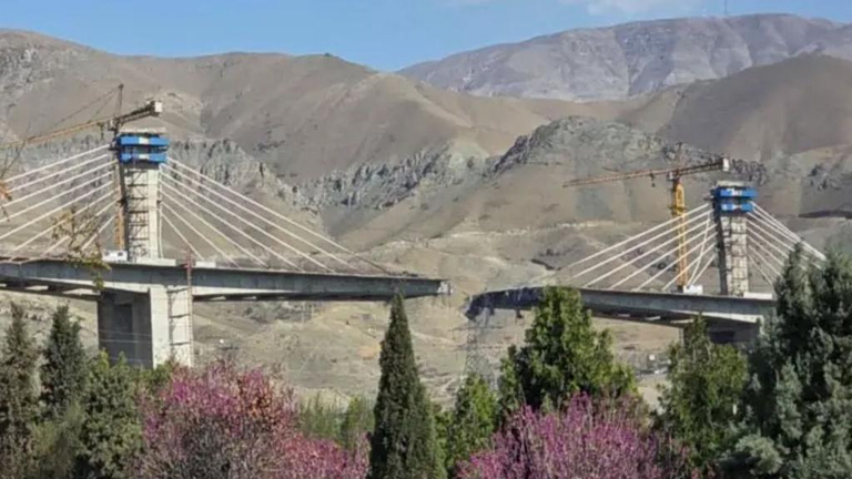 Ιράν: Τουλάχιστον 8 νεκροί και 95 τραυματίες από τον βομβαρδισμό της γέφυρας στην Τεχεράνη