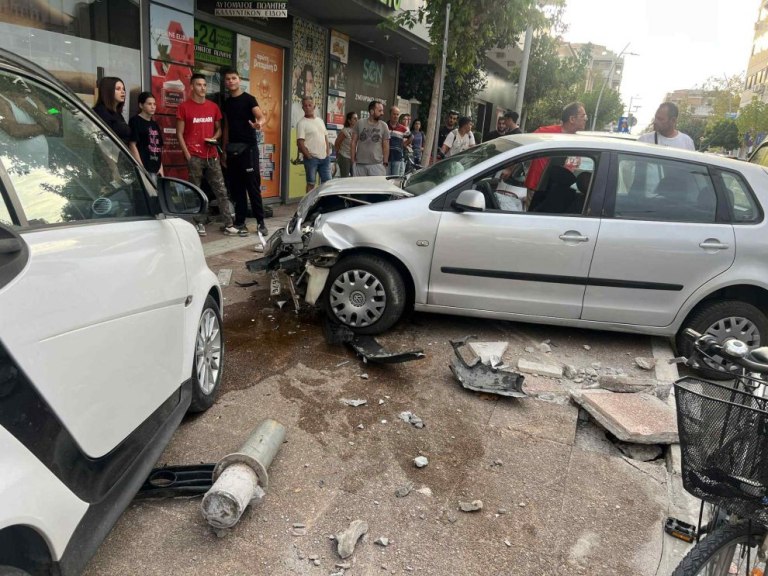 Καλαμάτα: Τροχαίο με σύγκρουση δύο ΙΧ έξω από φαρμακείο  Στο νοσοκομείο οι δύο οδηγοί