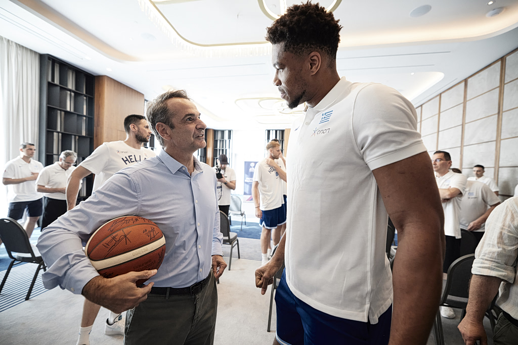 Ο Μητσοτάκης συνεχάρη τον Γιάννη Αντετοκούνμπο για το βραβείο της ΕΕ Ευρωπαϊκό Τάγμα της Αξίας