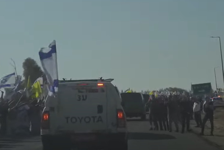 Ο δρόμος για την ελευθερία  Βίντεο δείχνει τους ομήρους καθ οδόν προς τη στρατιωτική βάση Ρέιμ