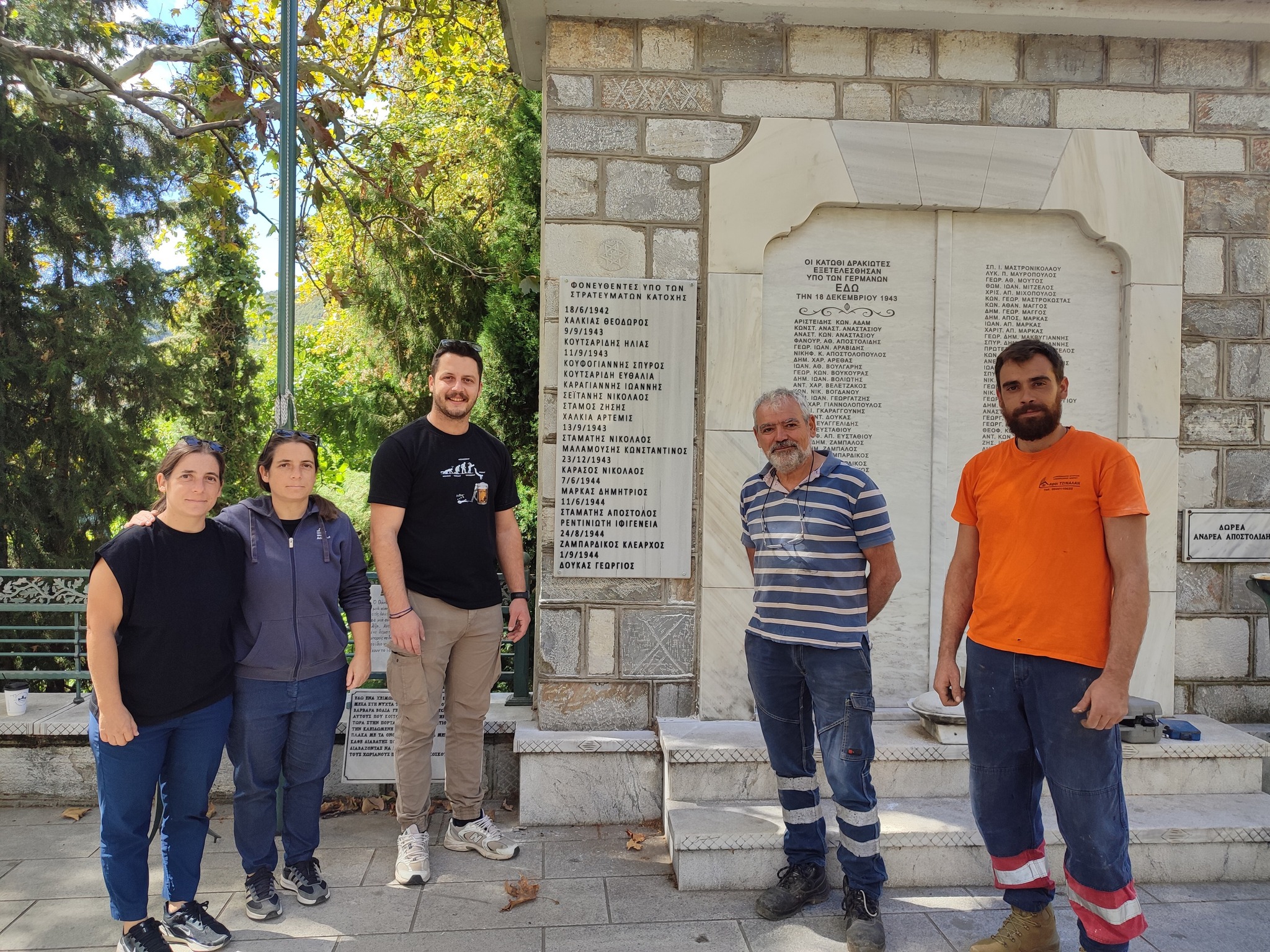 Σε συνέχεια της ιστορικής μνήμης: Μαρμάρινη πλάκα με 16 νέα ονόματα θυμάτων στο Μνημείο Ηρώων Δράκειας