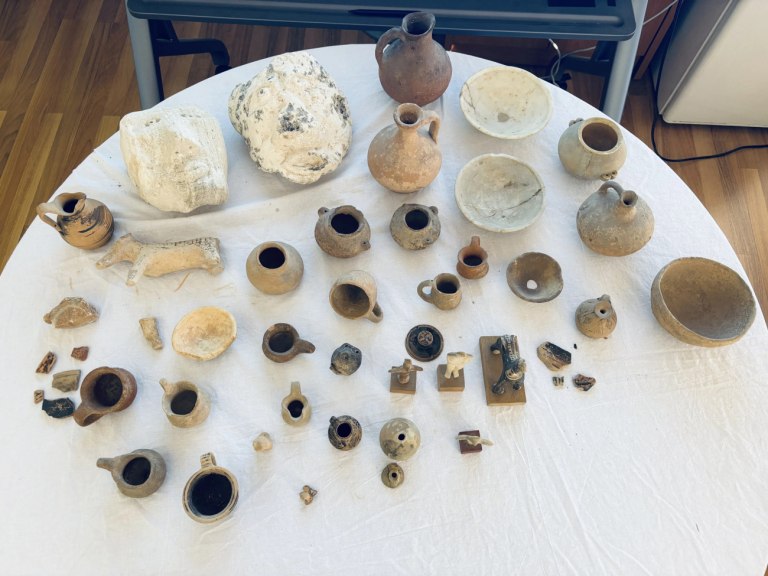 Συνελήφθη 77χρονος αρχαιοκάπηλος  Είχε στην κατοχή του και φιάλη με ανθρώπινο έμβρυο