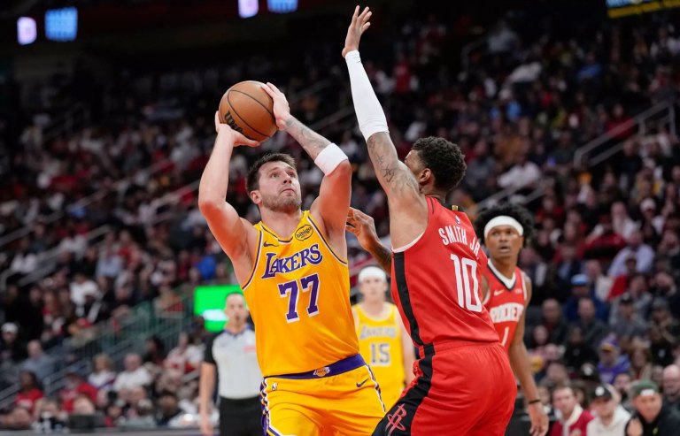 Με νίκες συνέχισαν Σέλτικς και Λέικερς