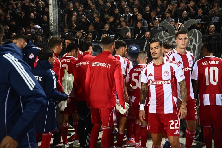 ΠΑΟΚ και Ολυμπιακός τίμησαν τη μνήμη των οπαδών του δικεφάλου στα Τέμπη  (pics)