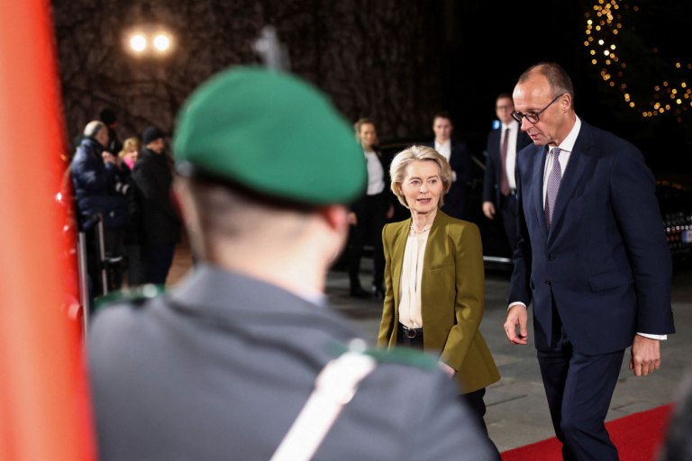 Η φον ντερ Λάιεν δείχνει