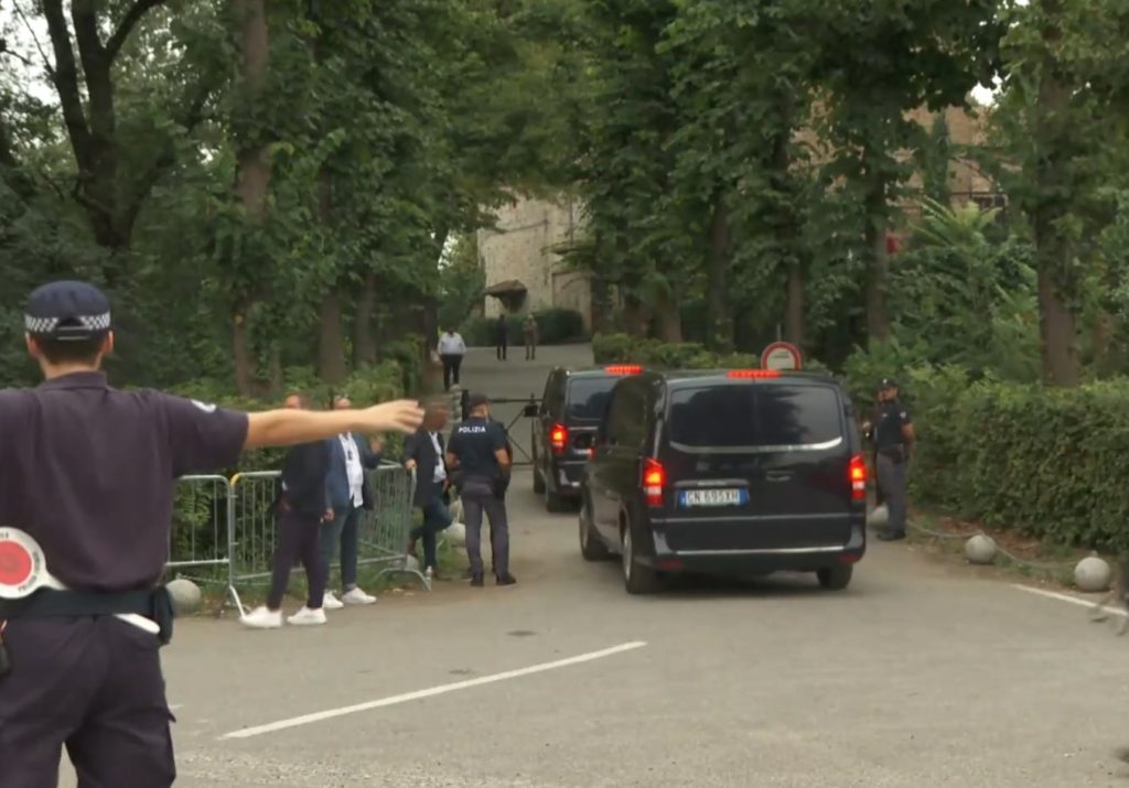 Σε στενό κύκλο στην Ριβάλτα της βόρειας Ιταλίας η κηδεία του Τζόρτζιο Αρμάνι