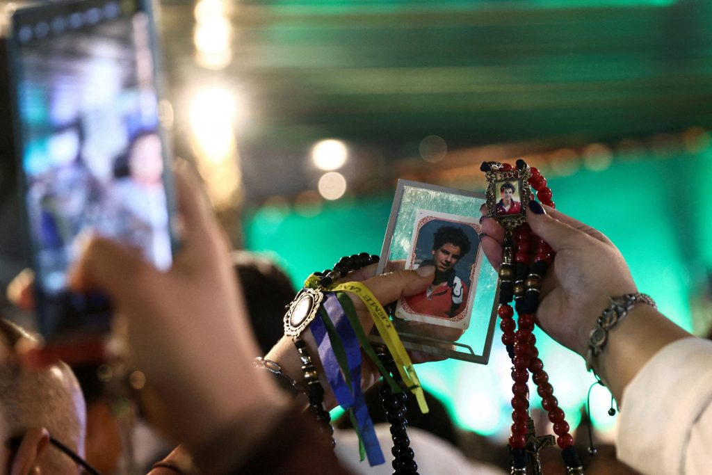 Άγιος Κάρλο Ακούτις: Πουλάνε από τα μαλλιά του μέχρι ομοιώματα του