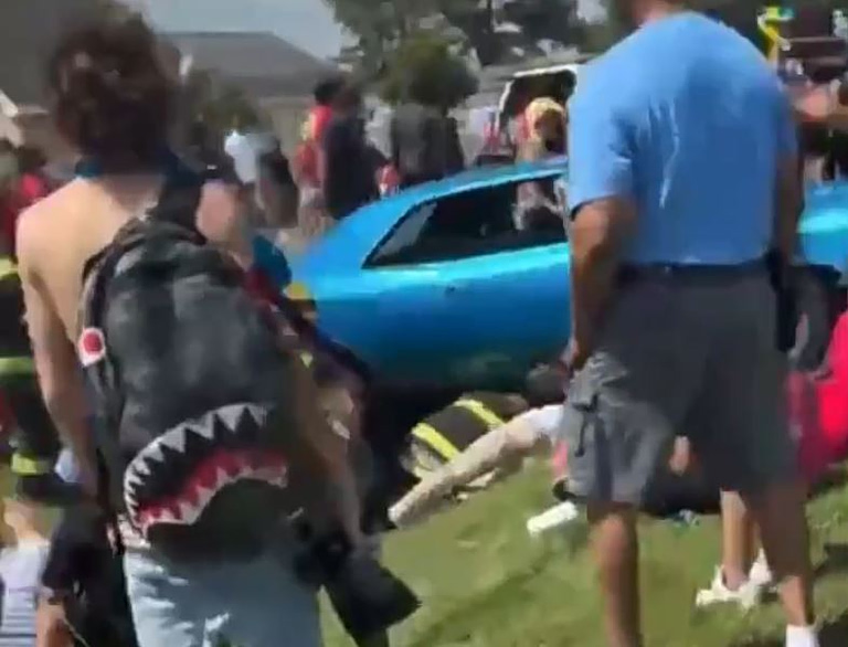 Οδηγός παρέσυρε 15 άτομα σε