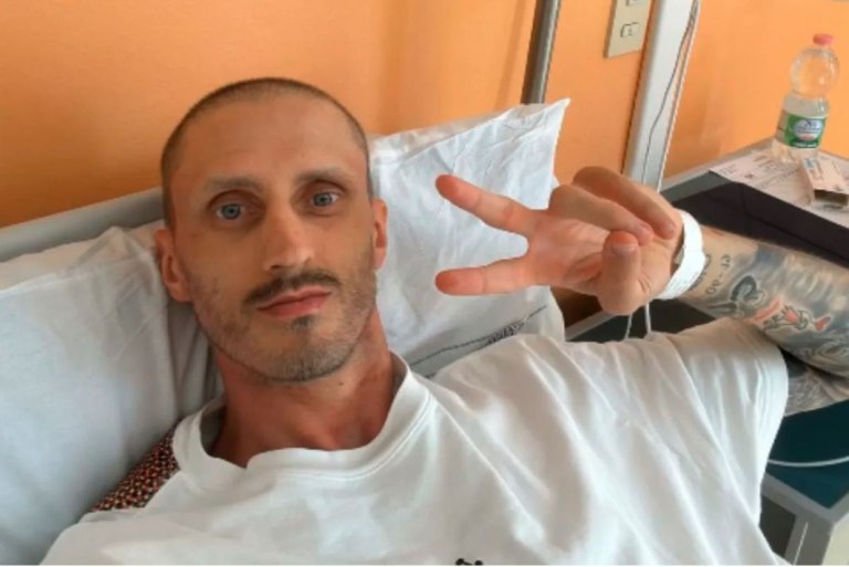 Με επιτυχία η μεταμόσχευση του Πολονάρα  Ποζάρει με το σήμα της νίκης (pic)