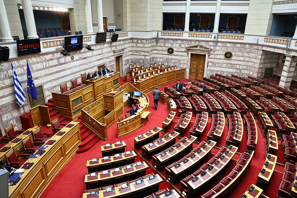 Ανάφλεξη στο πολιτικό σκηνικό: Ο Γεραπετρίτης ενημερώνει κόμματα για Ιράν  Τη βουλή ενημερώνει ο πρωθυπουργός