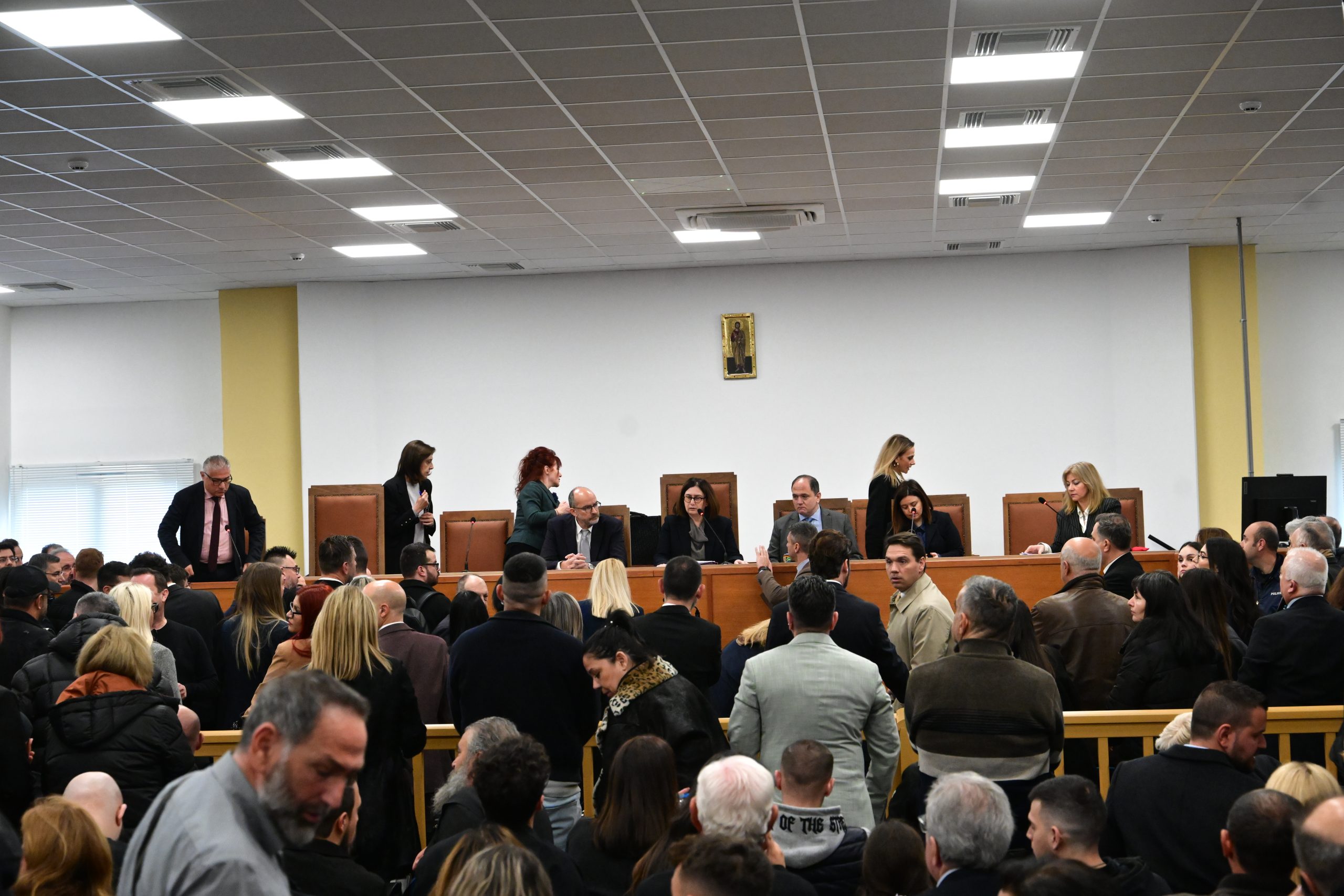 Σήμερα στο εδώλιο η υπόθεση των Τεμπών μετά τις αλλαγές στη δικαστική αίθουσα  Θέλουμε δίκαιη δίκη, λέει μητέρα θύματος