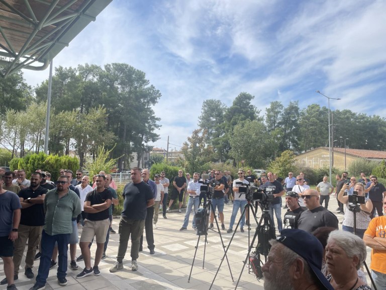 Ευλογιά των προβάτων: Στους δρόμους οι κτηνοτρόφοι στη Λάρισα  Ελλιπή τα μέτρα  Σταματήστε τις θανατώσεις