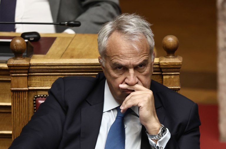 Με email στους γαλάζιους βουλευτές ο Μάκης Βορίδης αποδομεί τον Βάρρα και στέλνει μήνυμα σε Μαξίμου