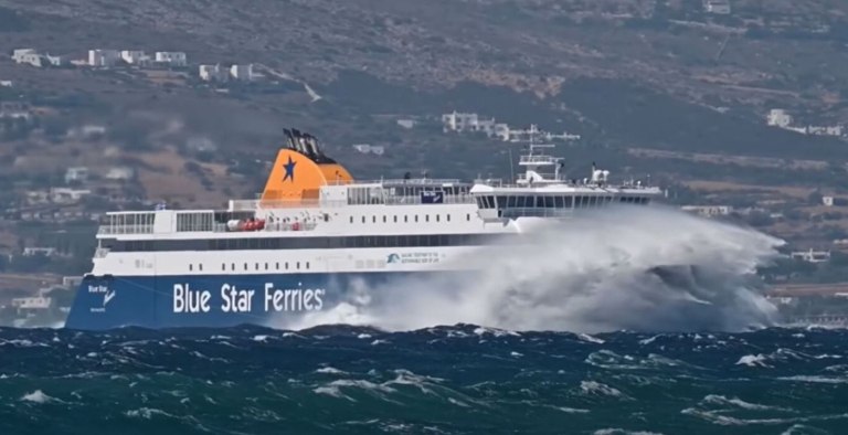 To Blue Star Naxos παλεύει με τα κύματα με απαγορευτικό
