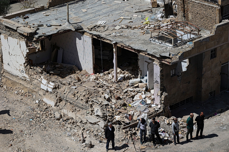 Ιράν: Πανηγυρισμοί στην Τεχεράνη για την κατάρριψη των δύο αμερικανικών αεροσκαφών  Το Ισραήλ βομβαρδίζει γέφυρες στον Λίβανο