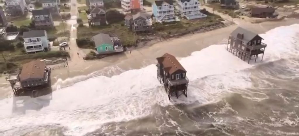 Βόρεια Καρολίνα: Ορμητικοί τυφώνες γκρεμίζουν σπίτια στο πέρασμα τους  Βίντεο