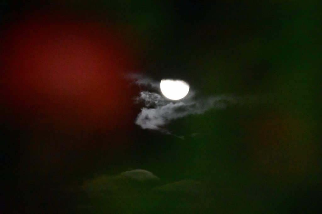 Εκθαμβωτική υπερπανσέληνος φώτισε τον νυχτερινό ουρανό (φωτογραφίες)