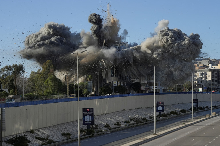 Στις φλόγες δεξαμενές καυσίμων στο διεθνές αεροδρόμιο του Κουβέιτ μετά από επίθεση  Εκρήξεις ακούγονται στην Τεχεράνη