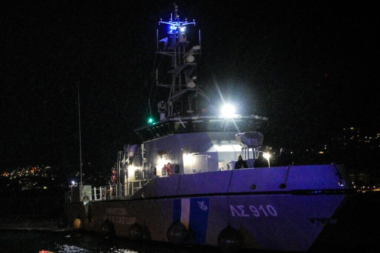 Εντοπίστηκαν σώοι οι 5 επιβαίνοντας στο αλιευτικό που έπεσε στα βράχια στον Θερμαϊκό