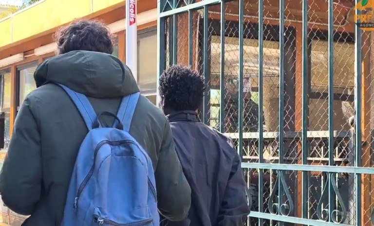 Στην Ευελπίδων ο 48χρονος που απειλούσε με χειροβομβίδες έξω από τη ΓΑΔΑ  Bίντεο από τη μεταγωγή του