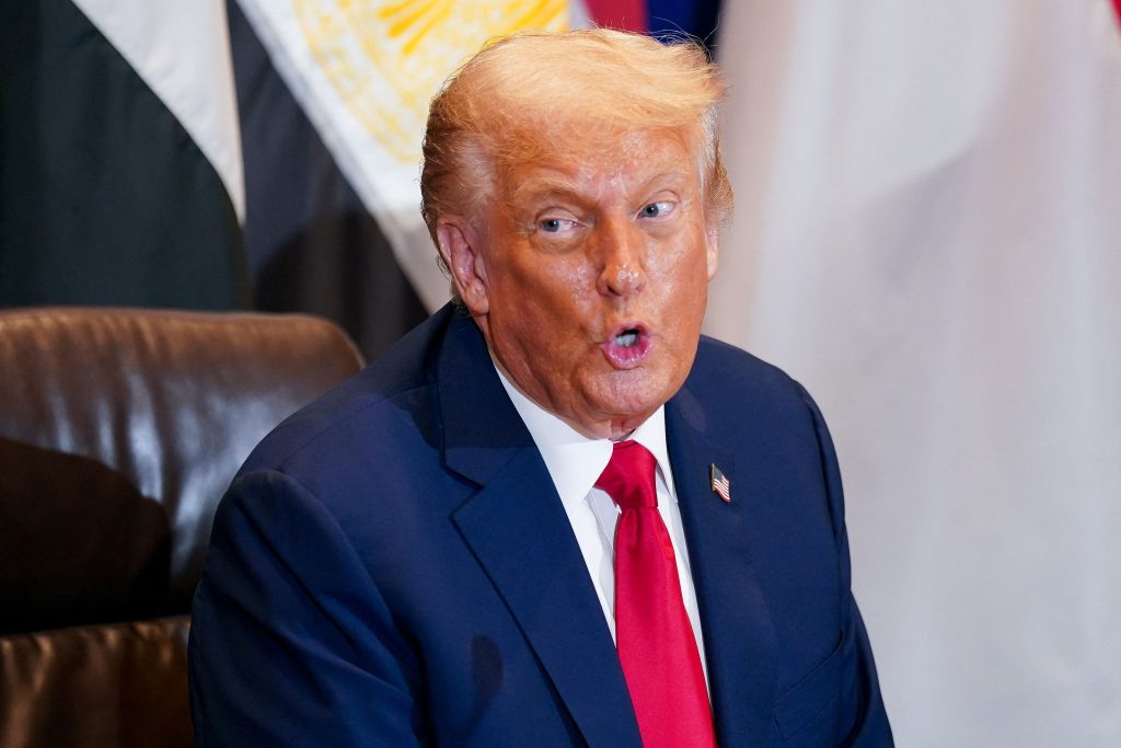 Αντιδράσεις απο έγκυους για τους ισχυρισμούς Τραμπ: Viral τα βίντεο στο TikTok που πίνουν παυσίπονα με παρακεταμόλη