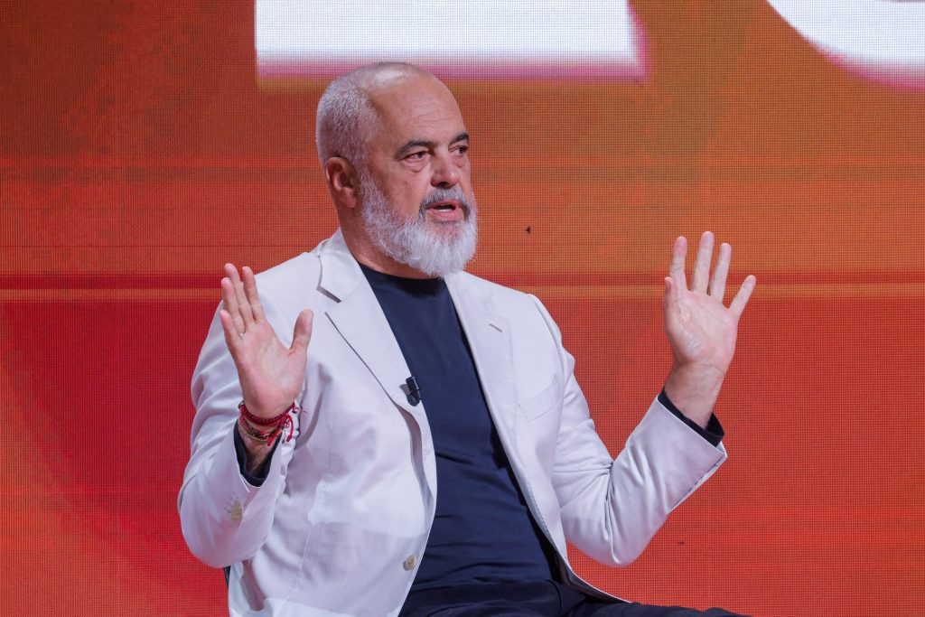 Η πρώτη AI υπουργός: Η Αλβανία αναθέτει την πάταξη της διαφθοράς στην τεχνητή νοημοσύνη