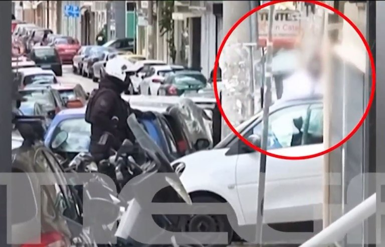 Η στιγμή της σύλληψης του 43χρονου που επιτέθηκε με πιρούνι στην έγκυο σύντροφό του  Βίντεο ντοκουμέντο