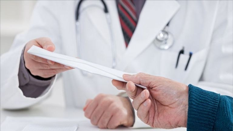 Ιπποκράτειο νοσοκομείο:  Αναβλήθηκε για δεύτερη φορά η δίκη του γιατρού με το φακελάκι