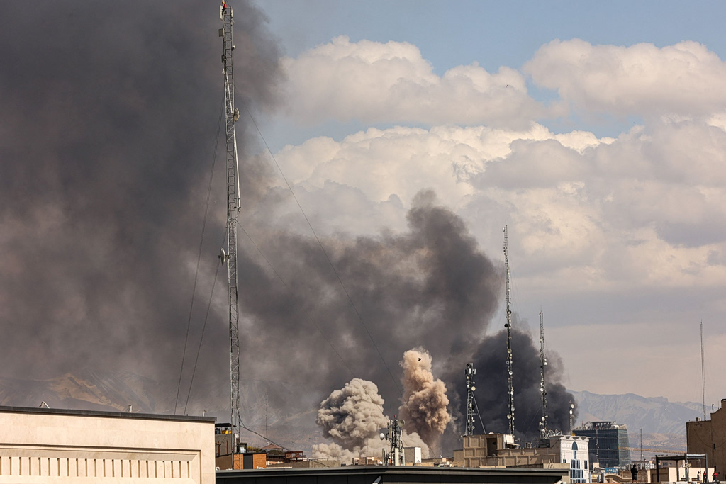 Ιράν: Η συγκλονιστική στιγμή βομβαρδισμού κτιρίου του καθεστώτος στo κέντρο της Τεχεράνης
