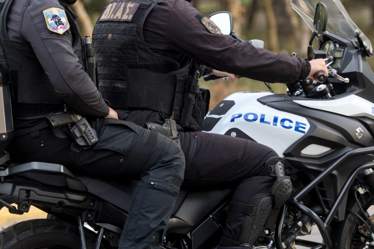 Σαλαμίνα: Συνελήφθη η σπείρα που ρήμαζε τα καταστήματα  Διέπραττε πολλαπλές διαρρήξεις την ίδια νύχτα