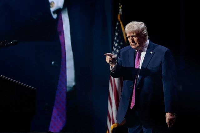 Τραμπ: Η εξέταση αρχείων για τα UFO φέρνει στο φως ενδιαφέροντα έγγραφα