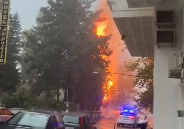 Κακοκαιρία: Δέντρο χτυπήθηκε από κεραυνό και έχει λαμπαδιάσει στη Ναύπακτο [βίντεο]