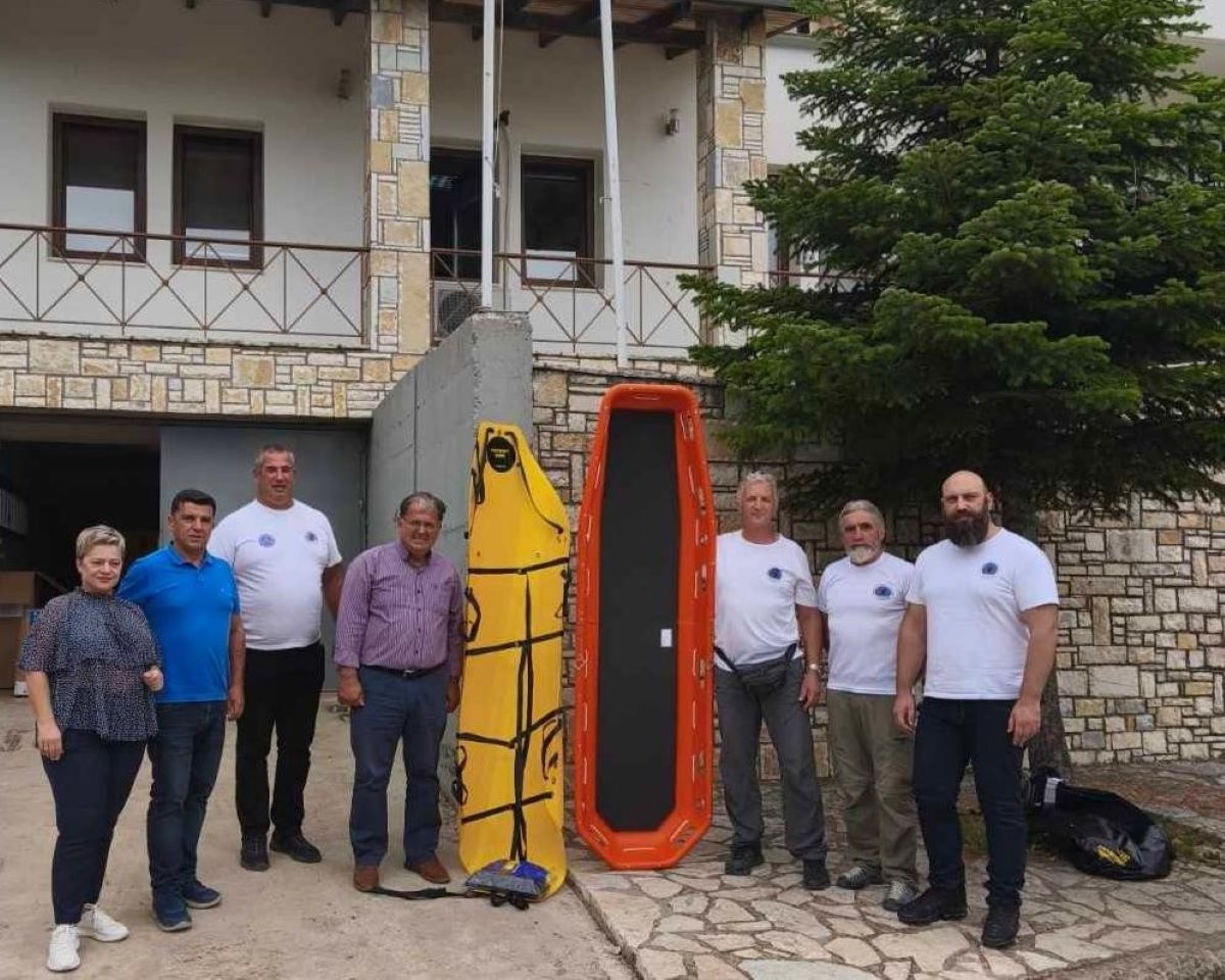 Καρδίτσα: Δωρεά φορείων στην Ελληνική Ομάδα Διάσωσης από το Δ. Λίμνης Πλαστήρα