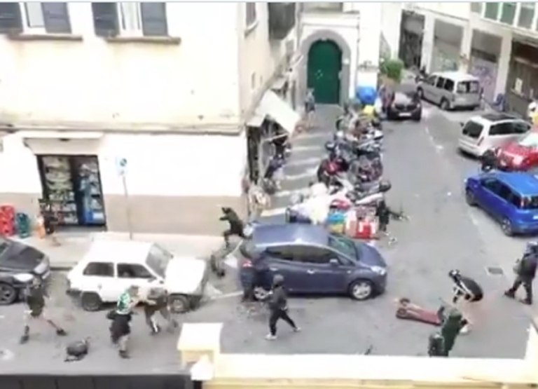 Επεισόδια και ένταση πριν το παιχνίδι Νάπολι  Σπόρτινγκ (vids)