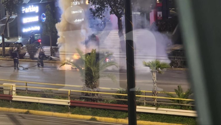Αυτοκίνητο τυλίχθηκε στις φλόγες στη λεωφόρο Συγγρού