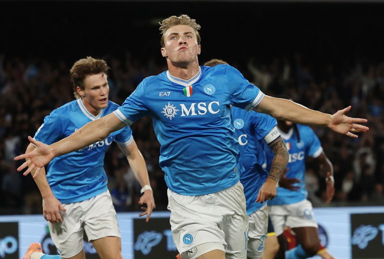 Νάπολι  Τζένοα 2-1: Νίκη κορυφής για τους παρτενοπέι