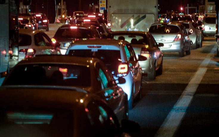 Εκτροπή φορτηγού στην εθνική οδό  Καθυστερήσεις στο ύψος των Οινοφύτων