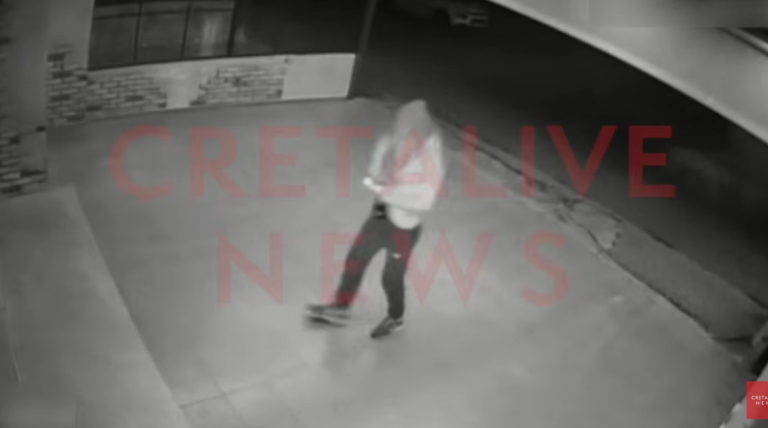 Κρήτη: Καρέ-καρέ η στιγμή που ο δράστης πυροδοτεί τον εμπρηστικό μηχανισμό στην καφετέρια του Ηρακλείου