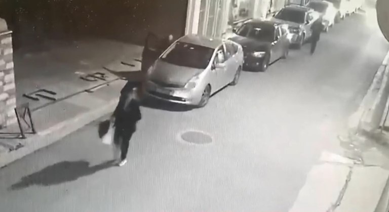 Βίντεο ντοκουμέντο από τη δράση των ληστών με τις μηχανές  Έκλεβαν τσάντες από Ι.Χ. παρουσία των οδηγών