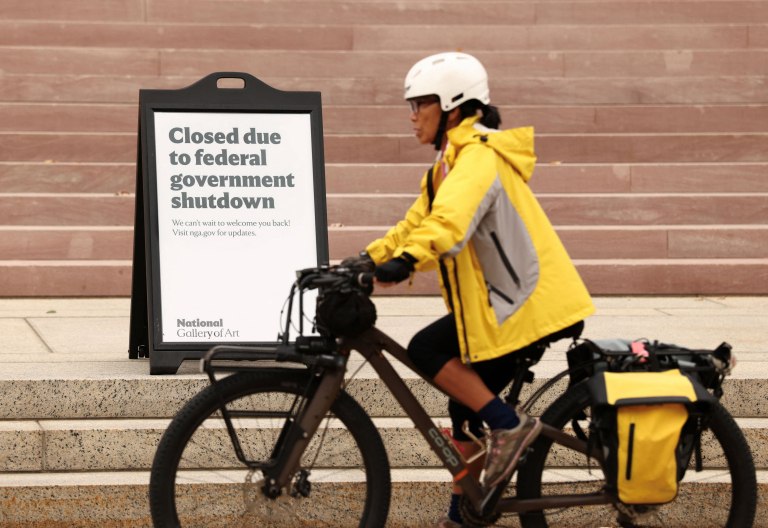 ΗΠΑ: Ξεκίνησαν οι μαζικές απολύσεις λόγω shutdown  Ποιοι οργανισμοί πλήττονται