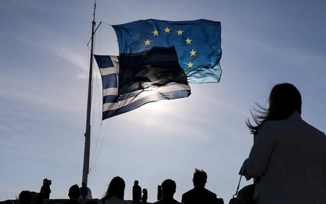 Reuters: Η Ελλάδα δεν θα είναι πλέον η πιο χρεωμένη χώρα στην ευρωζώνη - "Πρωτιά" για την Ιταλία