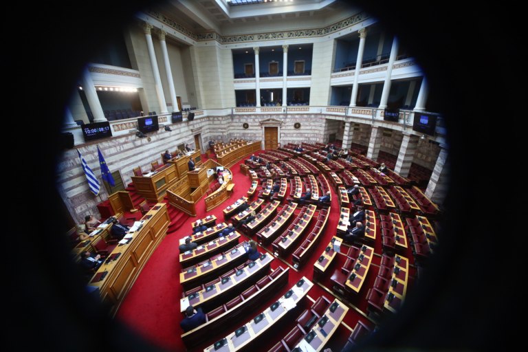 Live η συζήτηση στη Βουλή για