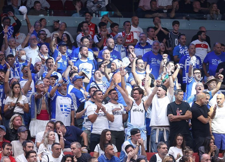 Ελλάδα  Τουρκία: Ένταση ανάμεσα σε Έλληνες και Τούρκους έξω από το γήπεδο (vid)